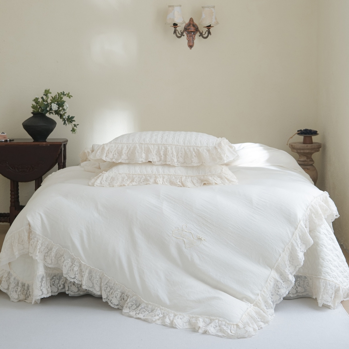 91家纺网 家纺一手货源 找家纺 庭笙 2026新款法式双层蕾丝花边亚麻质感夹棉床盖床盖四件套-优雅情调 优雅情调-米