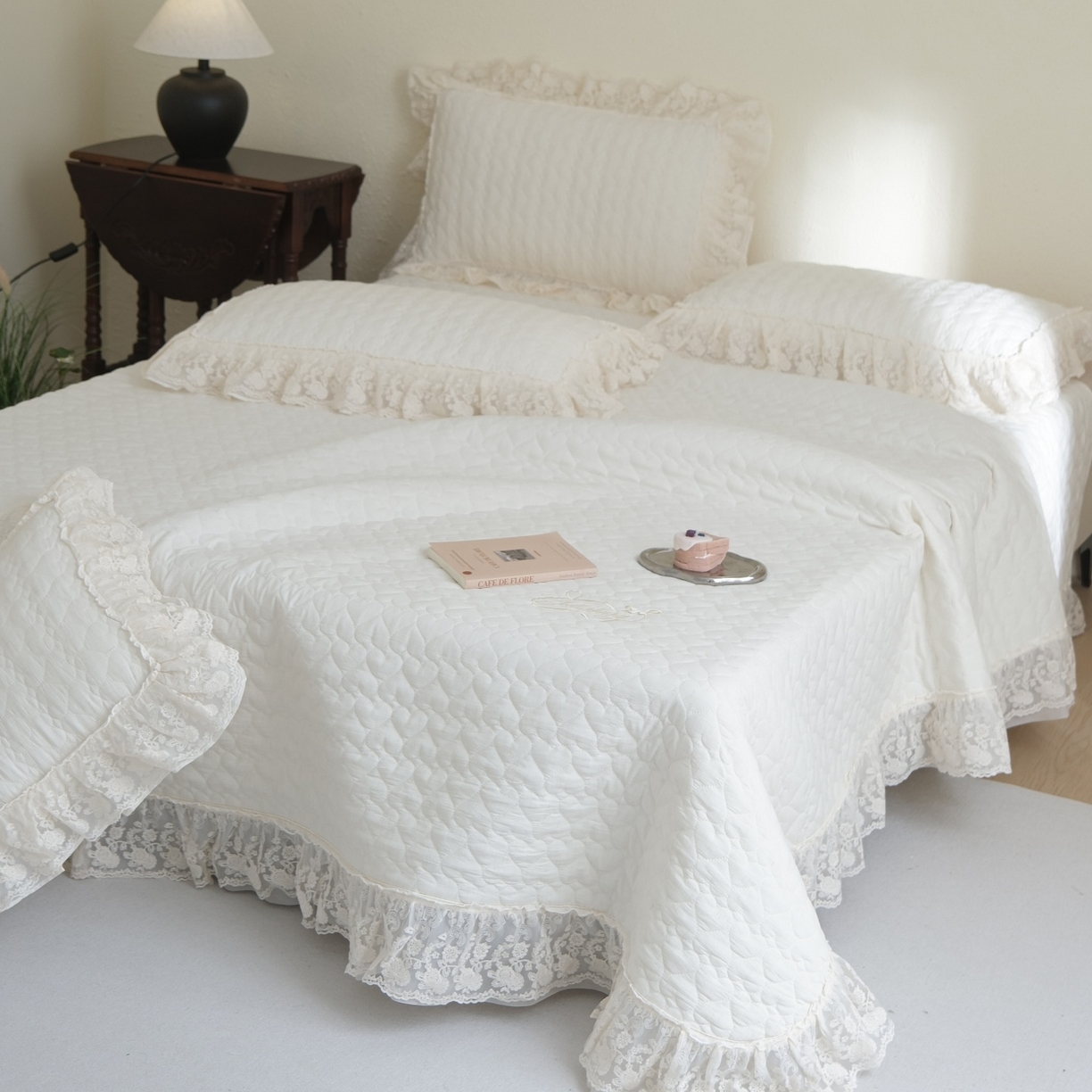 91家纺网 家纺一手货源 找家纺 庭笙 2026新款法式双层蕾丝花边亚麻质感夹棉床盖床盖四件套-优雅情调 优雅情调-米