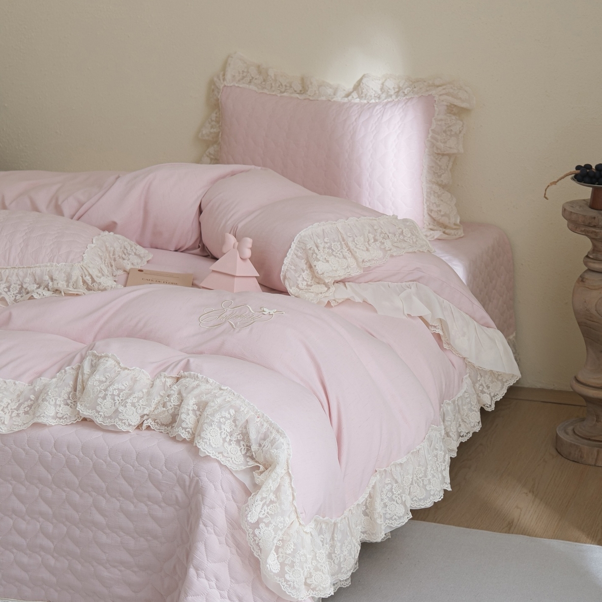 91家纺网 家纺一手货源 找家纺 庭笙 2026新款法式双层蕾丝花边亚麻质感夹棉床盖床盖四件套-优雅情调 优雅情调-粉
