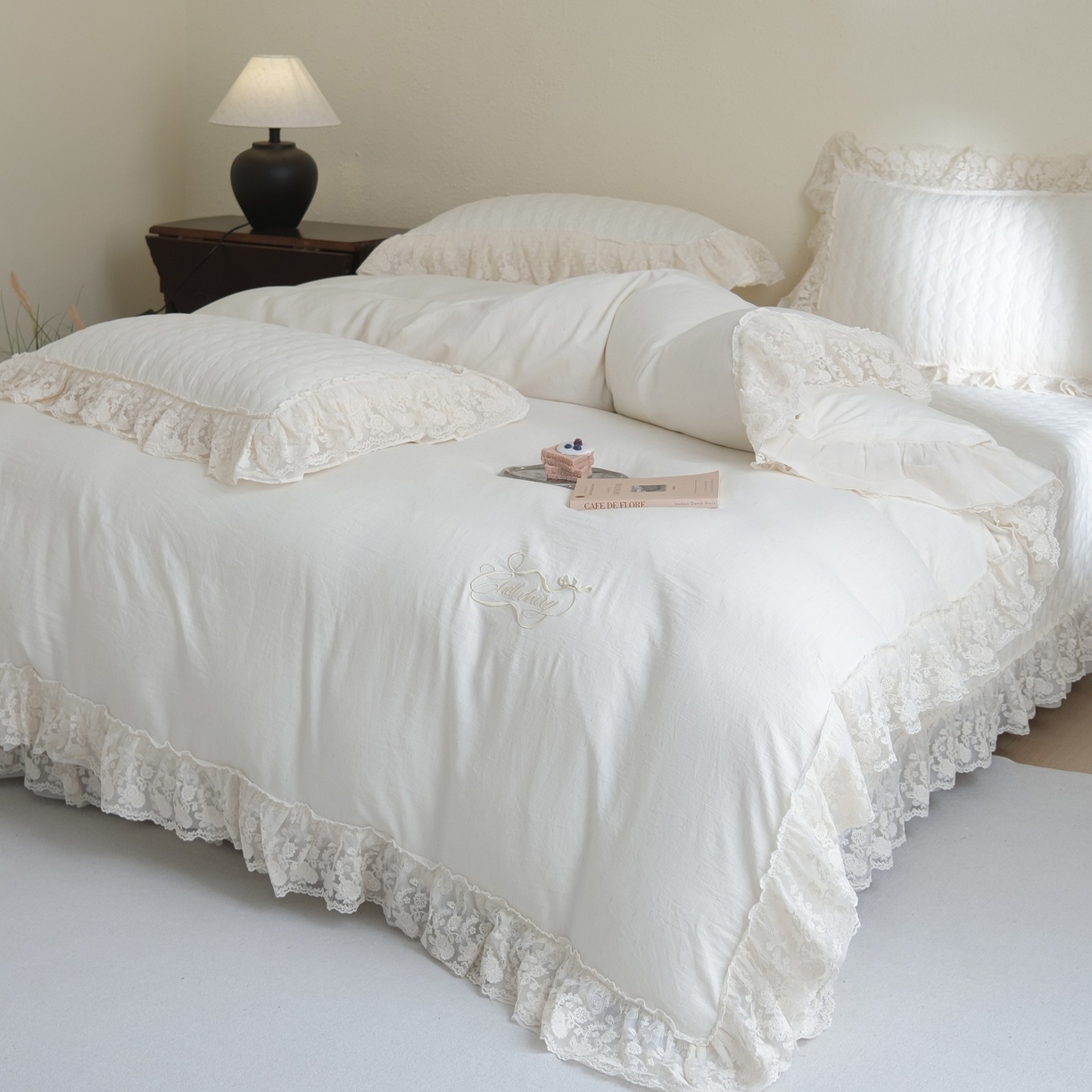 91家纺网 家纺一手货源 找家纺 庭笙 2026新款法式双层蕾丝花边亚麻质感夹棉床盖床盖四件套-优雅情调 优雅情调-米