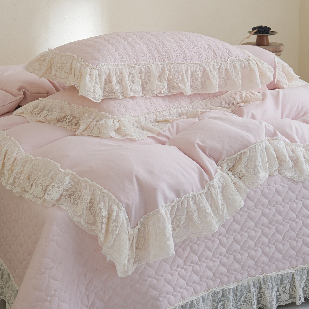 91家纺网 家纺一手货源 找家纺 （总）庭笙 2026新款法式双层蕾丝花边亚麻质感夹棉床盖床盖四件套-优雅情调