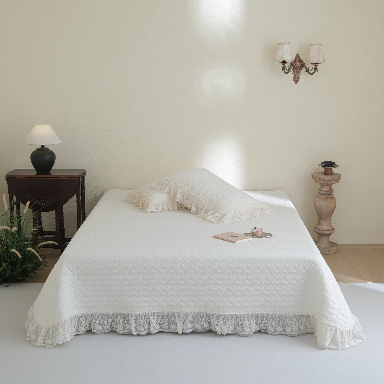 91家纺网 家纺一手货源 找家纺 庭笙 2026新款法式双层蕾丝花边亚麻质感夹棉床盖床盖四件套-优雅情调 优雅情调-米