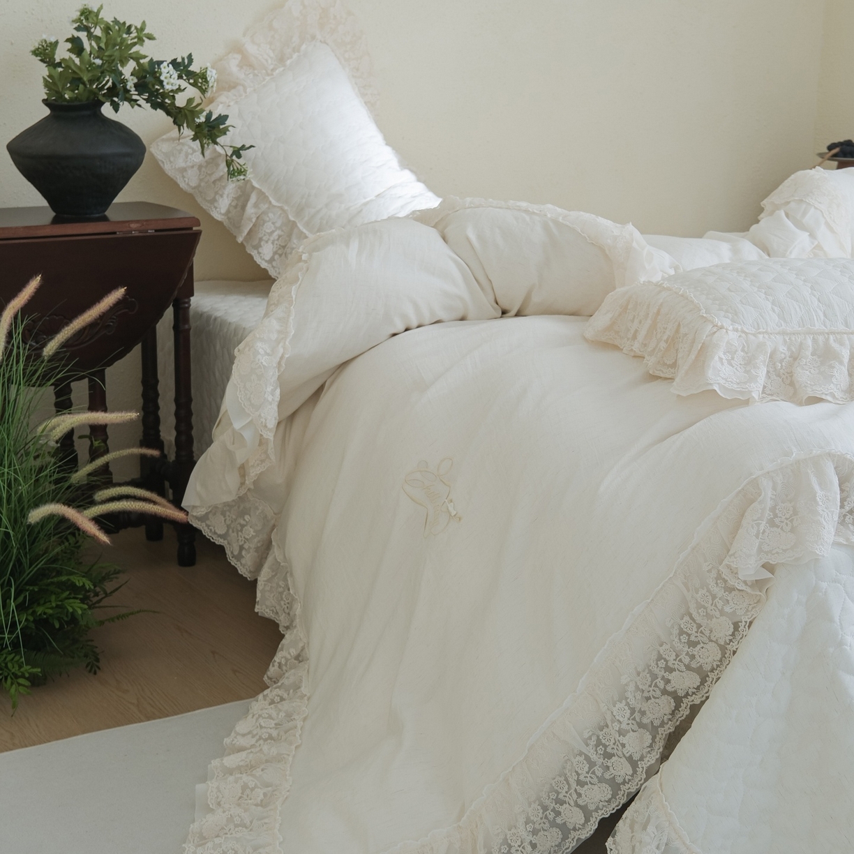 91家纺网 家纺一手货源 找家纺 庭笙 2026新款法式双层蕾丝花边亚麻质感夹棉床盖床盖四件套-优雅情调 优雅情调-米