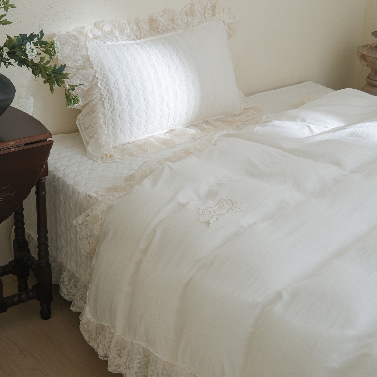 91家纺网 家纺一手货源 找家纺 庭笙 2026新款法式双层蕾丝花边亚麻质感夹棉床盖床盖四件套-优雅情调 优雅情调-米