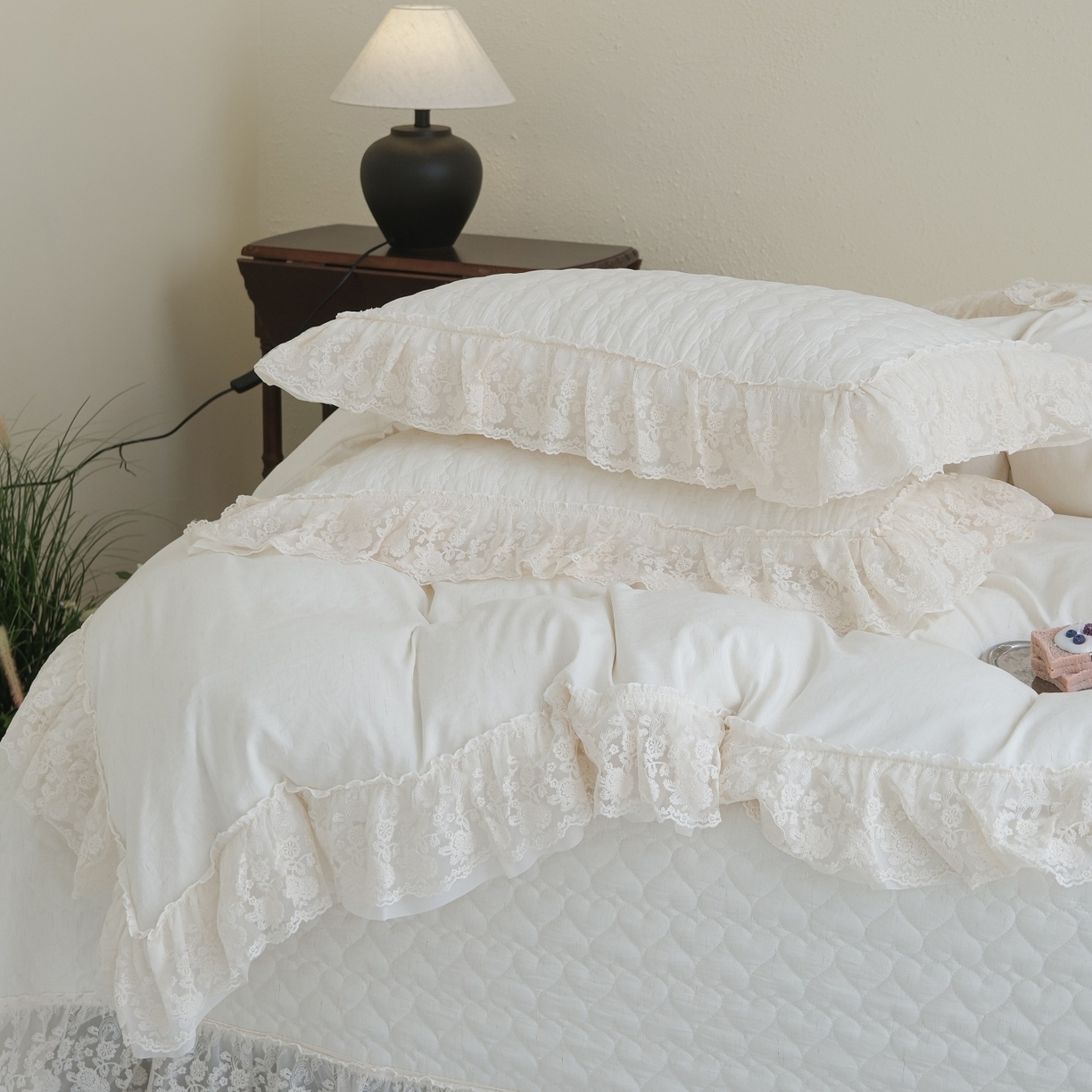 91家纺网 家纺一手货源 找家纺 庭笙 2026新款法式双层蕾丝花边亚麻质感夹棉床盖床盖四件套-优雅情调 优雅情调-米