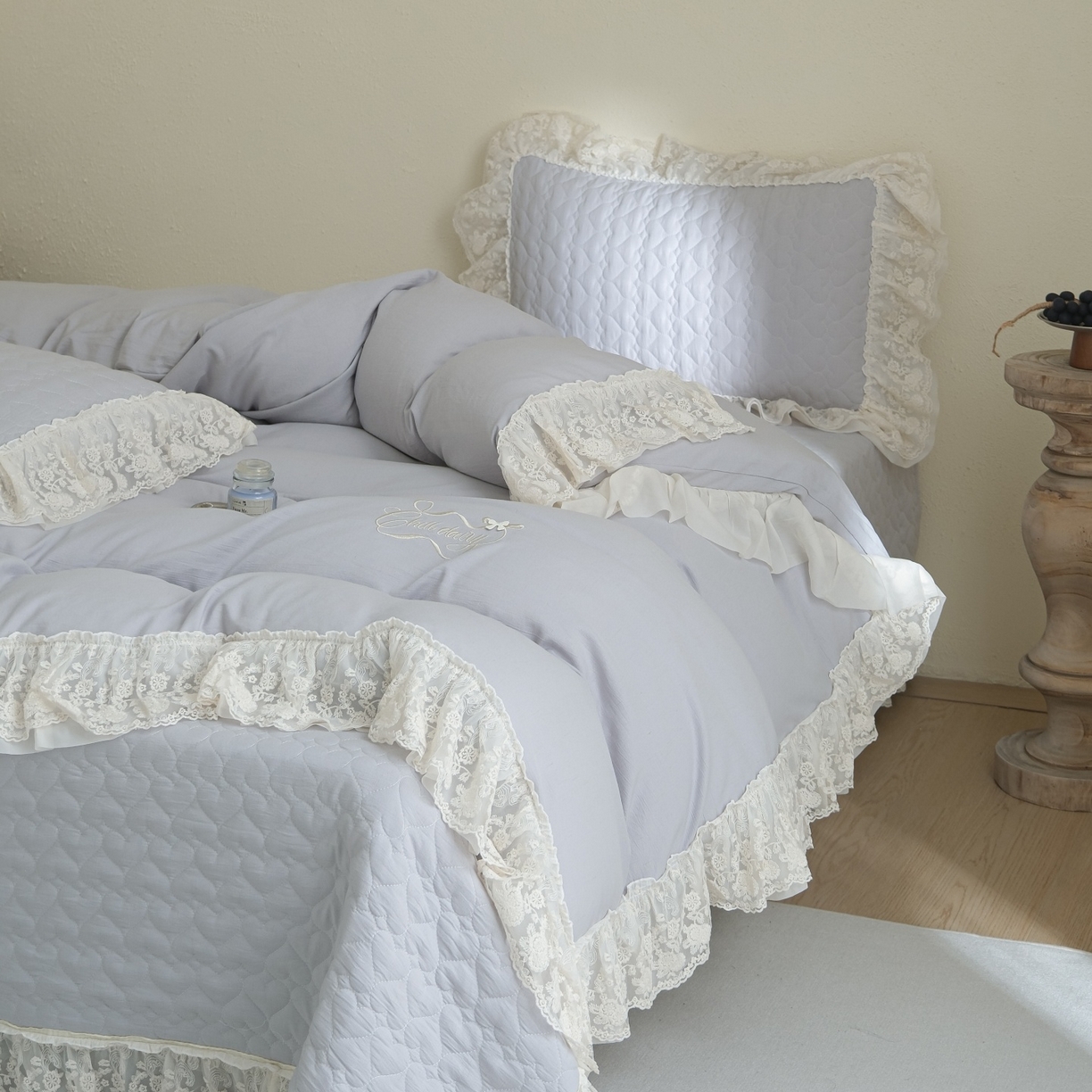 91家纺网 家纺一手货源 找家纺 庭笙 2026新款法式双层蕾丝花边亚麻质感夹棉床盖床盖四件套-优雅情调 优雅情调-灰