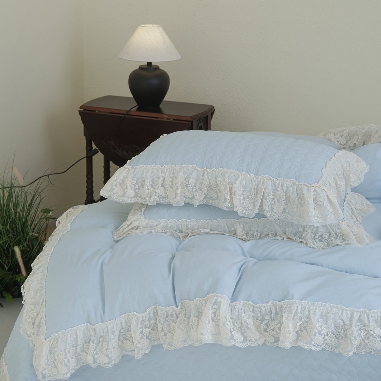 91家纺网 家纺一手货源 找家纺 庭笙 2026新款法式双层蕾丝花边亚麻质感夹棉床盖床盖四件套-优雅情调 优雅情调-蓝