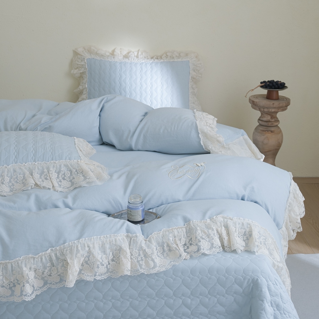 91家纺网 家纺一手货源 找家纺 庭笙 2026新款法式双层蕾丝花边亚麻质感夹棉床盖床盖四件套-优雅情调 优雅情调-蓝