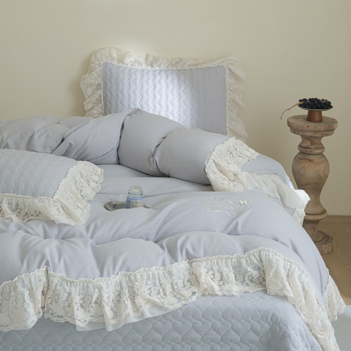 91家纺网 家纺一手货源 找家纺 庭笙 2026新款法式双层蕾丝花边亚麻质感夹棉床盖床盖四件套-优雅情调 优雅情调-灰