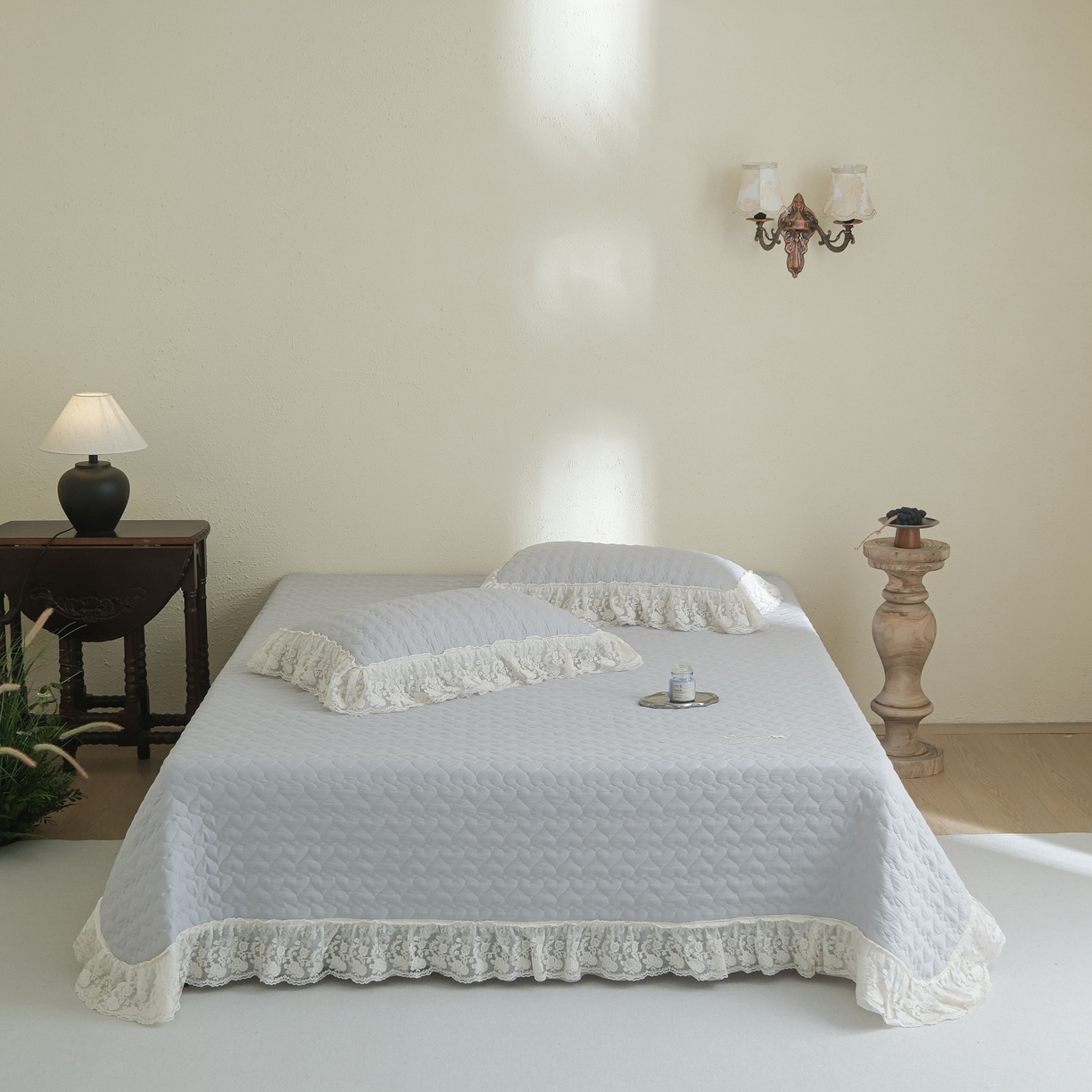 91家纺网 家纺一手货源 找家纺 庭笙 2026新款法式双层蕾丝花边亚麻质感夹棉床盖床盖四件套-优雅情调 优雅情调-灰