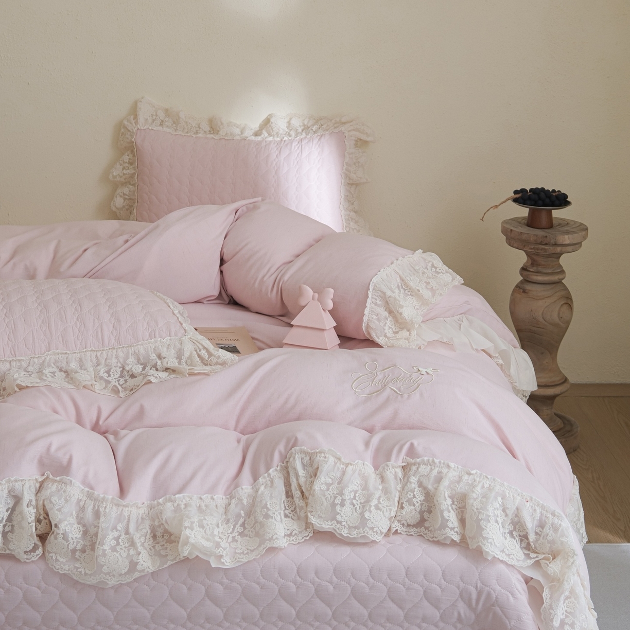 91家纺网 家纺一手货源 找家纺 庭笙 2026新款法式双层蕾丝花边亚麻质感夹棉床盖床盖四件套-优雅情调 优雅情调-粉
