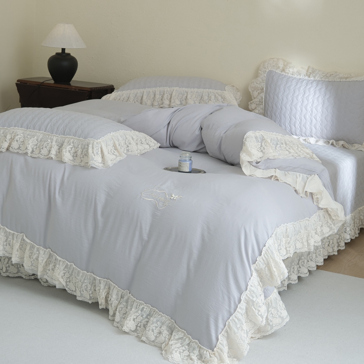 91家纺网 家纺一手货源 找家纺 庭笙 2026新款法式双层蕾丝花边亚麻质感夹棉床盖床盖四件套-优雅情调 优雅情调-灰