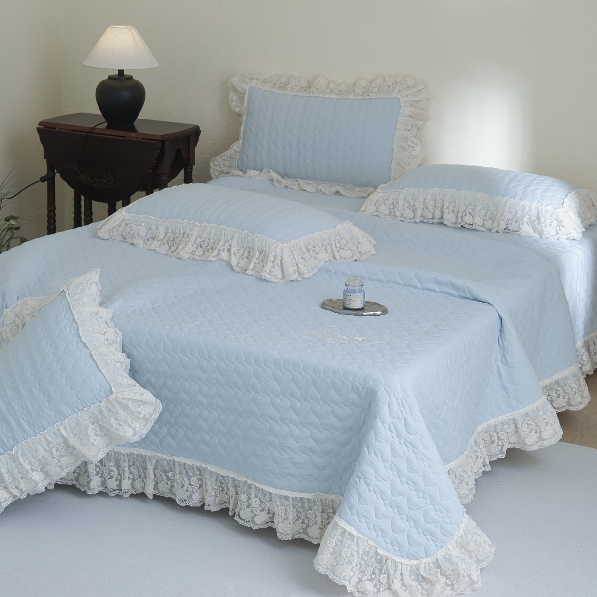 91家纺网 家纺一手货源 找家纺 庭笙 2026新款法式双层蕾丝花边亚麻质感夹棉床盖床盖四件套-优雅情调 优雅情调-蓝