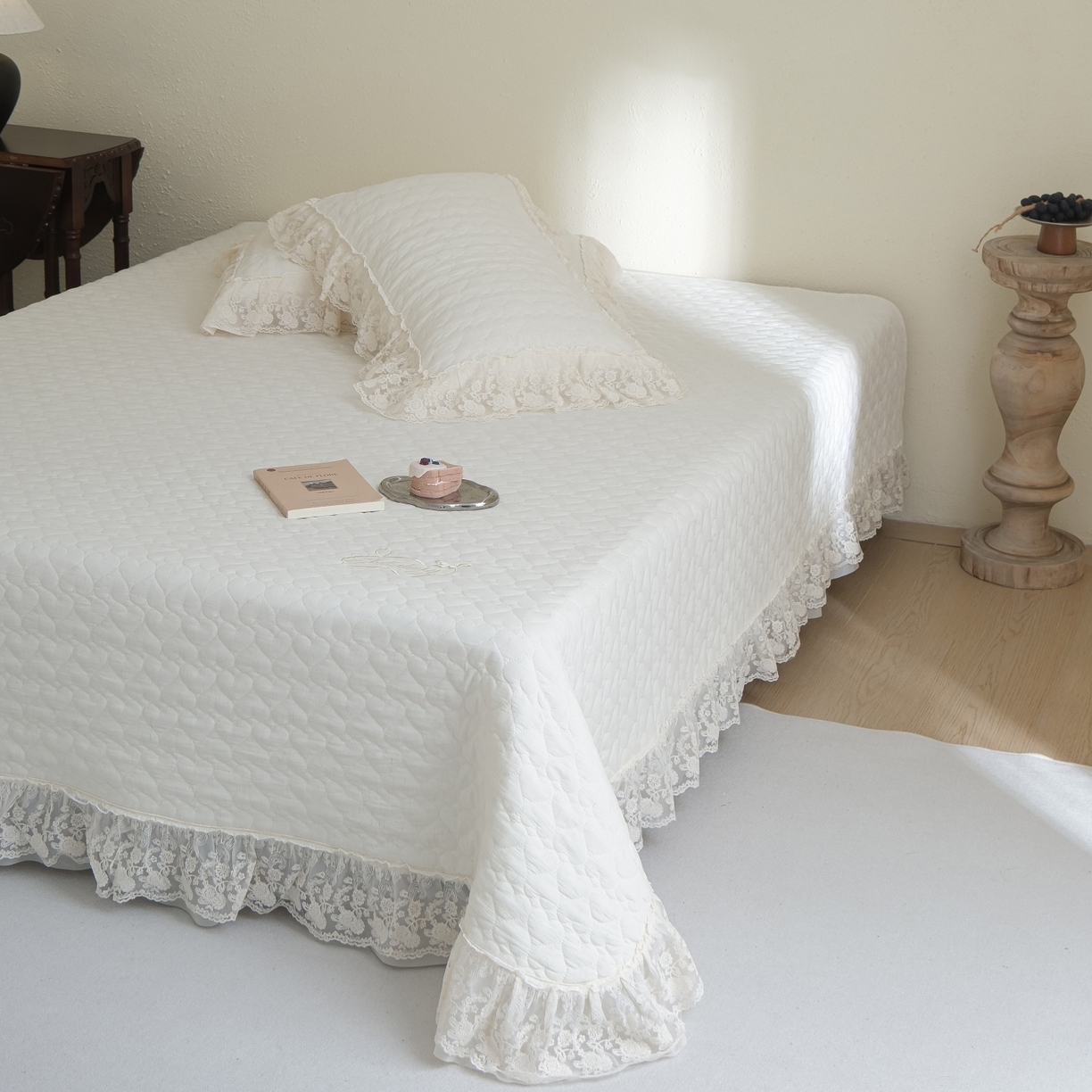 91家纺网 家纺一手货源 找家纺 庭笙 2026新款法式双层蕾丝花边亚麻质感夹棉床盖床盖四件套-优雅情调 优雅情调-米