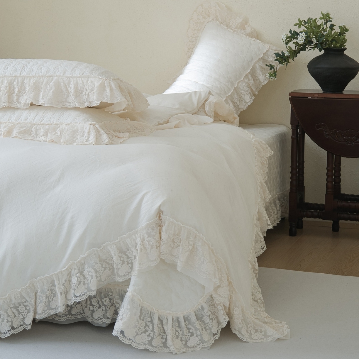 91家纺网 家纺一手货源 找家纺 庭笙 2026新款法式双层蕾丝花边亚麻质感夹棉床盖床盖四件套-优雅情调 优雅情调-米