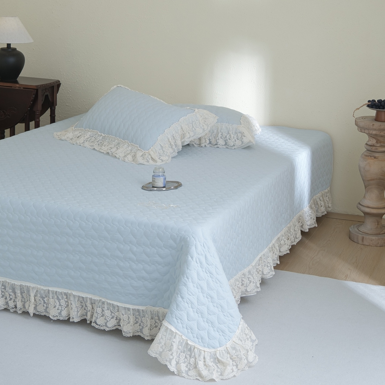 91家纺网 家纺一手货源 找家纺 庭笙 2026新款法式双层蕾丝花边亚麻质感夹棉床盖床盖四件套-优雅情调 优雅情调-蓝