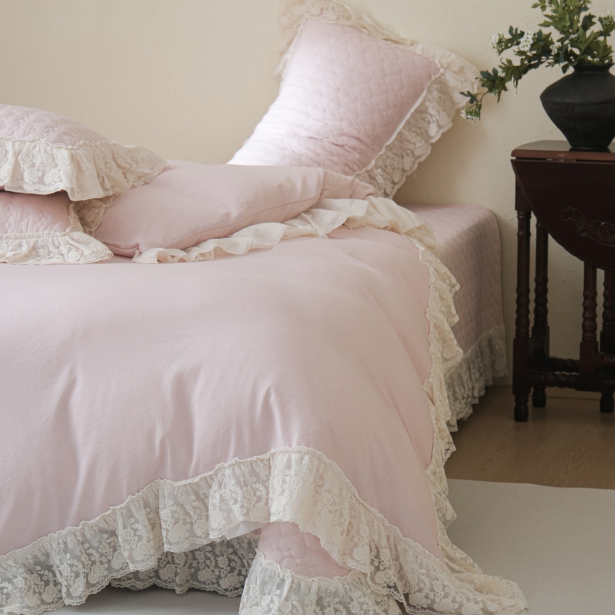 91家纺网 家纺一手货源 找家纺 庭笙 2026新款法式双层蕾丝花边亚麻质感夹棉床盖床盖四件套-优雅情调 优雅情调-粉