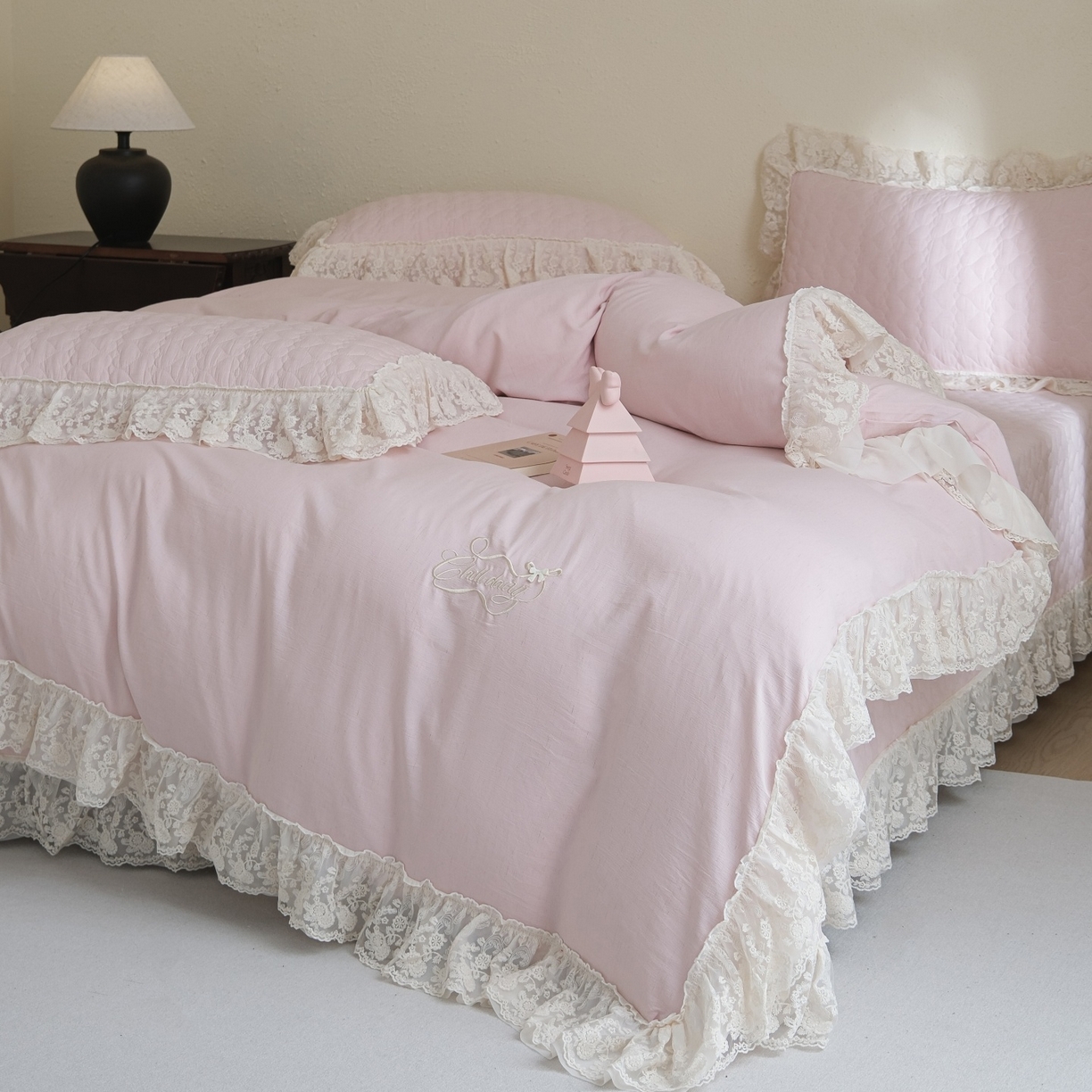 91家纺网 家纺一手货源 找家纺 庭笙 2026新款法式双层蕾丝花边亚麻质感夹棉床盖床盖四件套-优雅情调 优雅情调-粉