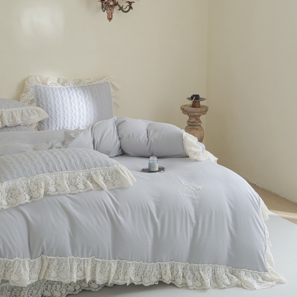 91家纺网 家纺一手货源 找家纺 庭笙 2026新款法式双层蕾丝花边亚麻质感夹棉床盖床盖四件套-优雅情调 优雅情调-灰