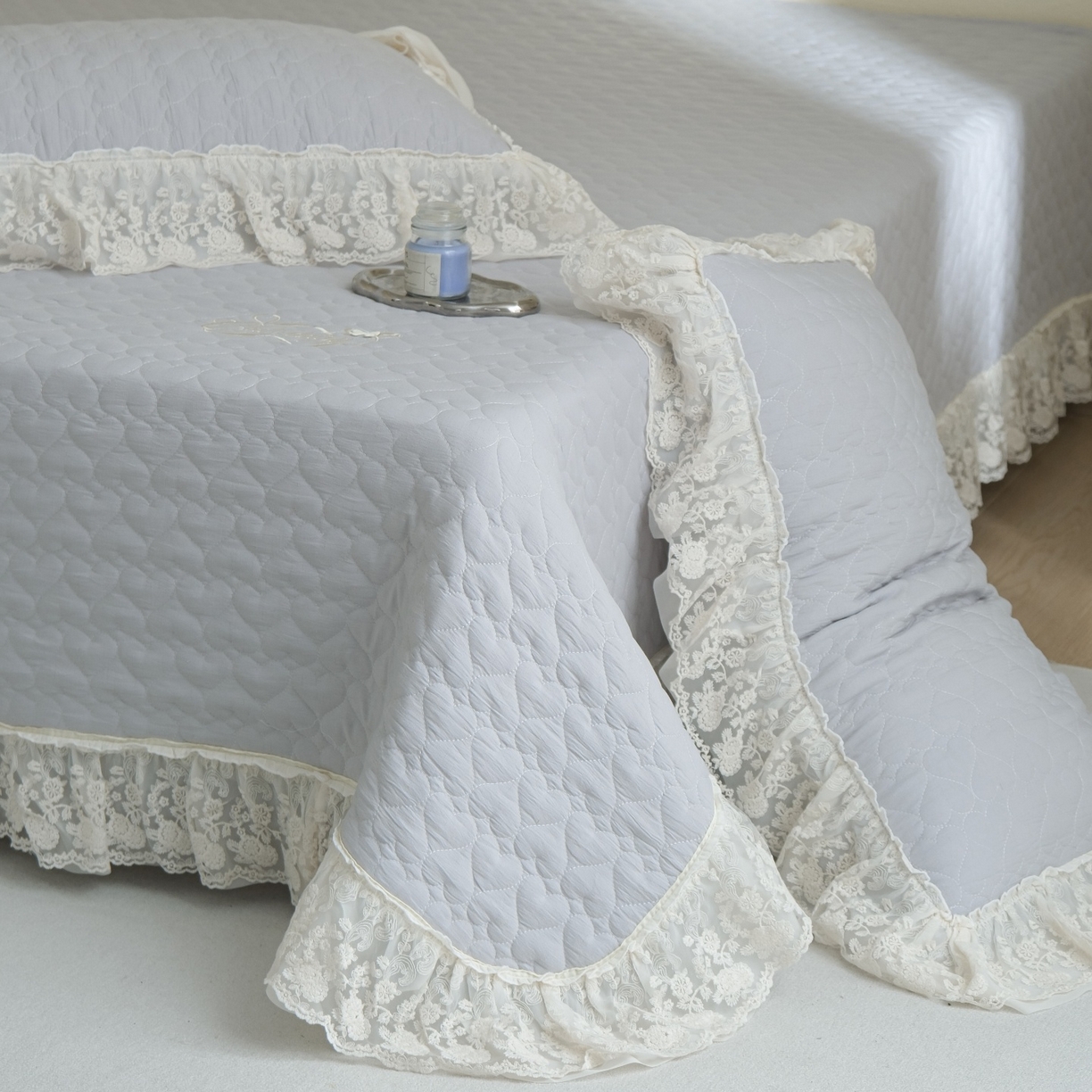 91家纺网 家纺一手货源 找家纺 庭笙 2026新款法式双层蕾丝花边亚麻质感夹棉床盖床盖四件套-优雅情调 优雅情调-灰