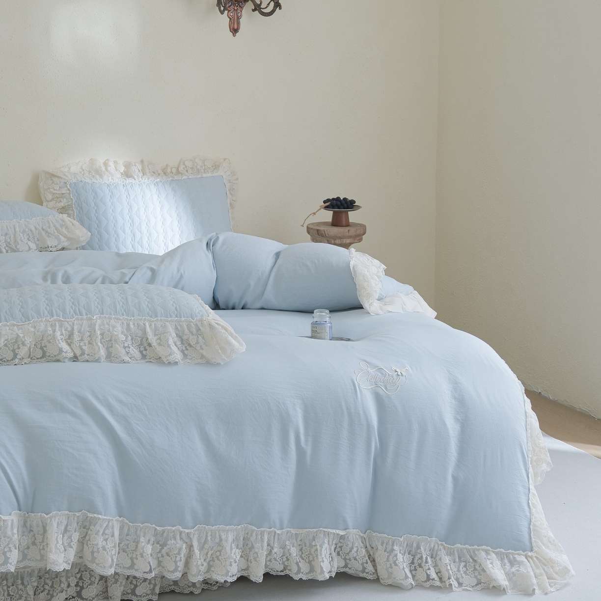 91家纺网 家纺一手货源 找家纺 庭笙 2026新款法式双层蕾丝花边亚麻质感夹棉床盖床盖四件套-优雅情调 优雅情调-蓝