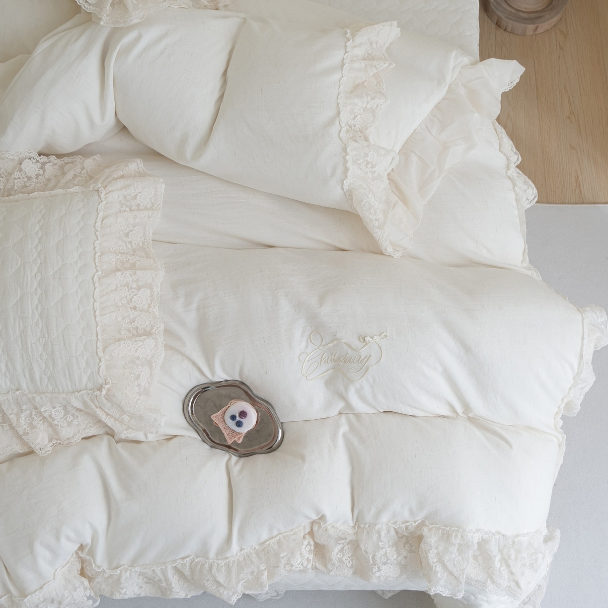 91家纺网 家纺一手货源 找家纺 庭笙 2026新款法式双层蕾丝花边亚麻质感夹棉床盖床盖四件套-优雅情调 优雅情调-米