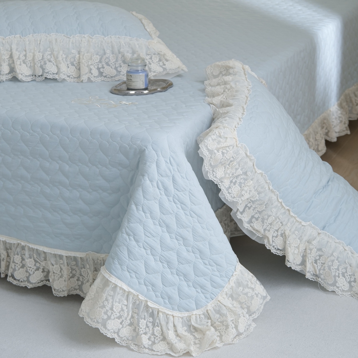 91家纺网 家纺一手货源 找家纺 庭笙 2026新款法式双层蕾丝花边亚麻质感夹棉床盖床盖四件套-优雅情调 优雅情调-蓝