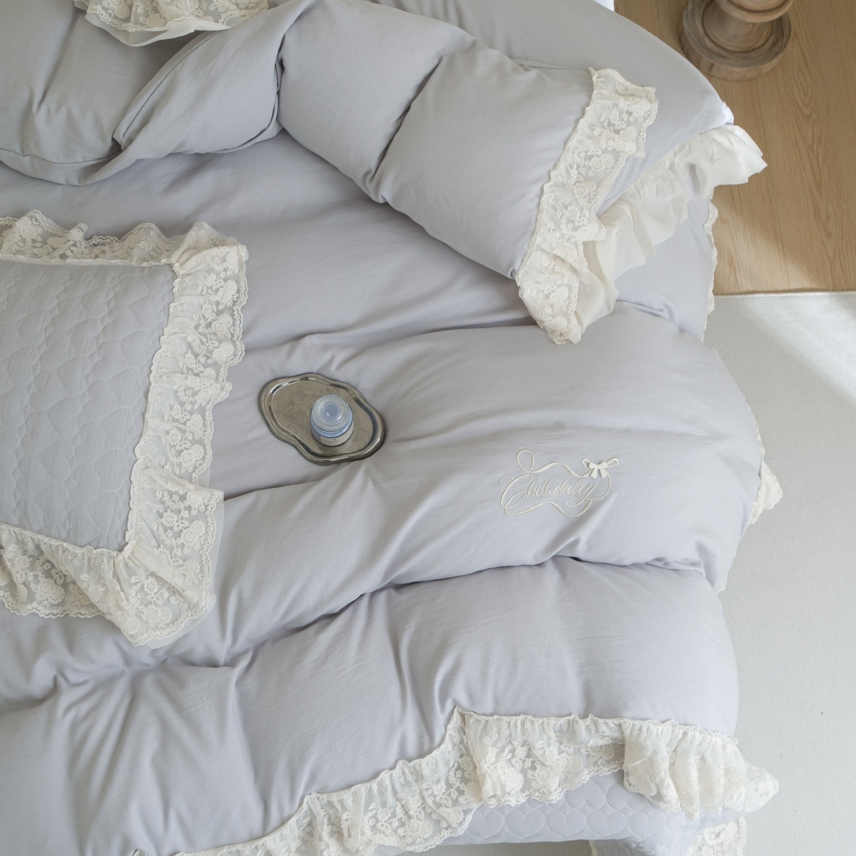 91家纺网 家纺一手货源 找家纺 庭笙 2026新款法式双层蕾丝花边亚麻质感夹棉床盖床盖四件套-优雅情调 优雅情调-灰