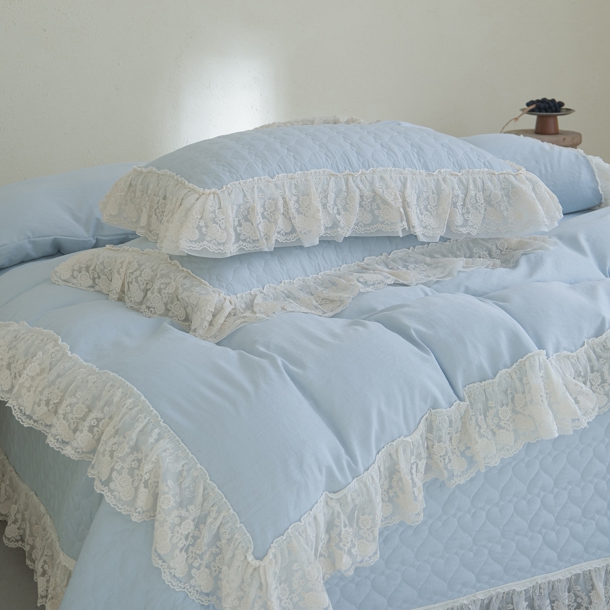 91家纺网 家纺一手货源 找家纺 庭笙 2026新款法式双层蕾丝花边亚麻质感夹棉床盖床盖四件套-优雅情调 优雅情调-蓝