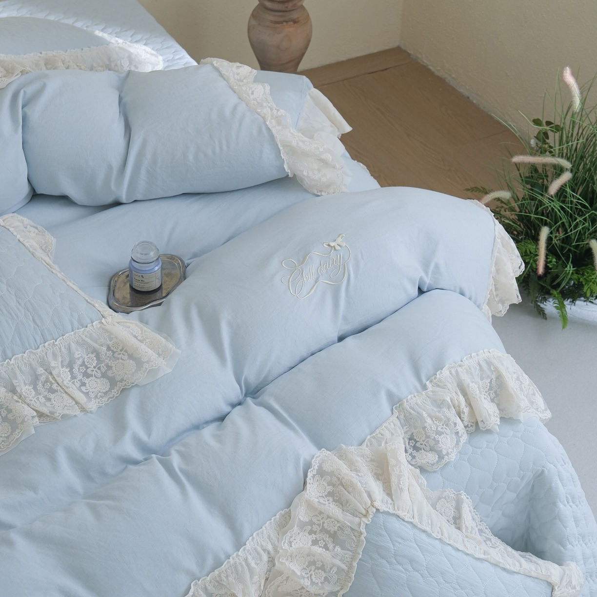 91家纺网 家纺一手货源 找家纺 庭笙 2026新款法式双层蕾丝花边亚麻质感夹棉床盖床盖四件套-优雅情调 优雅情调-蓝