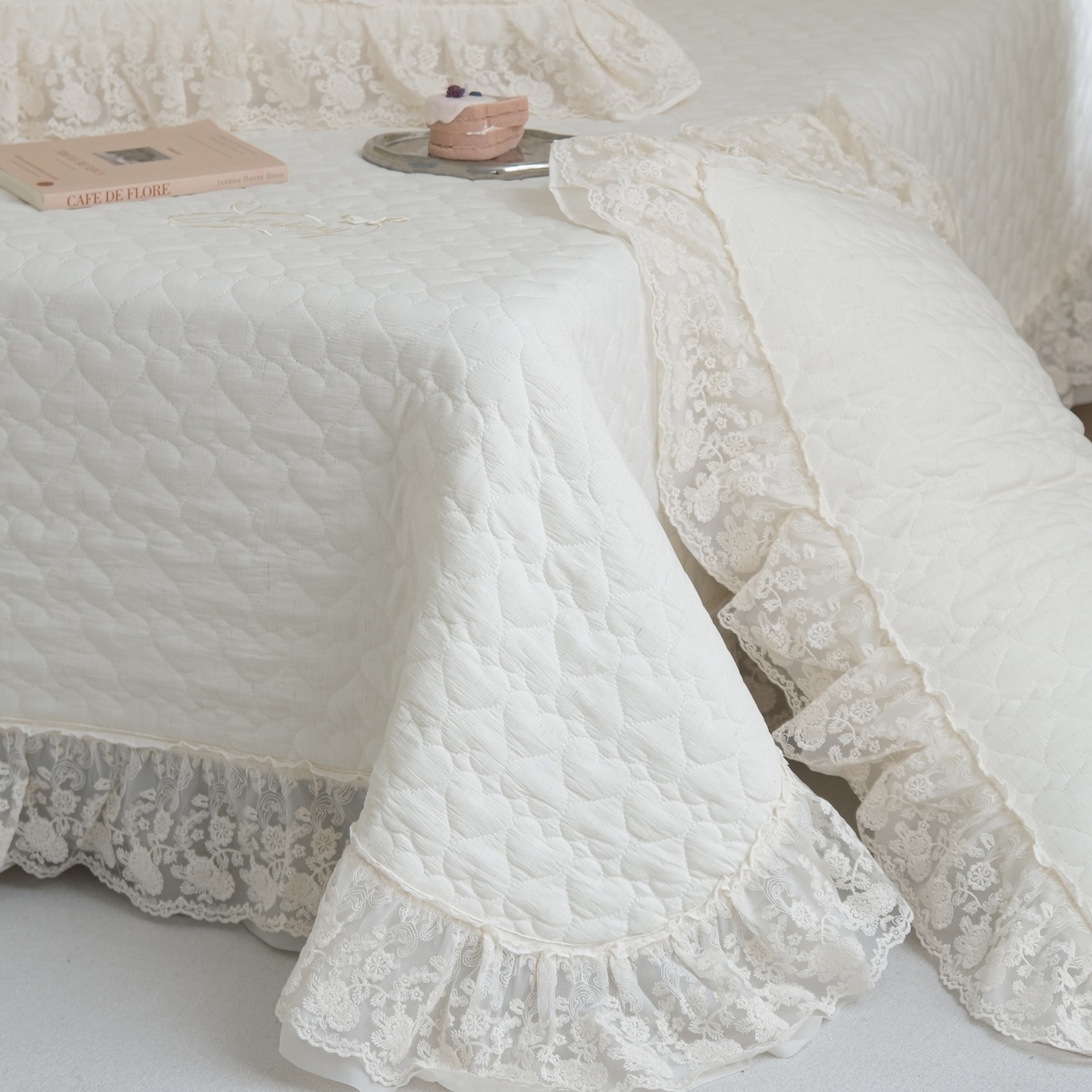91家纺网 家纺一手货源 找家纺 庭笙 2026新款法式双层蕾丝花边亚麻质感夹棉床盖床盖四件套-优雅情调 优雅情调-米