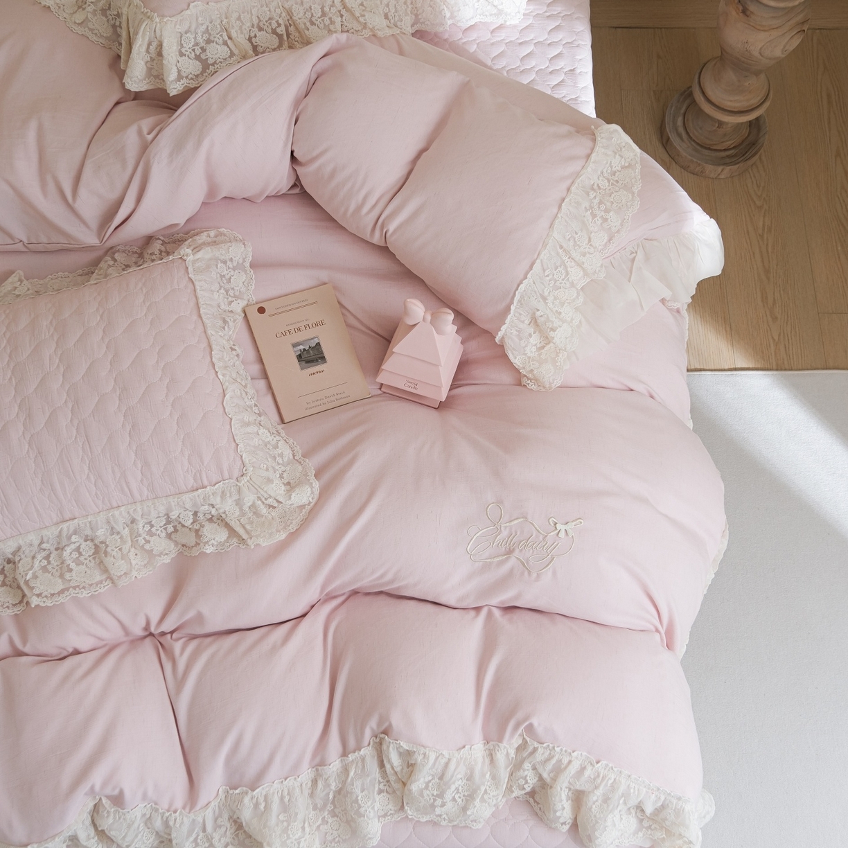 91家纺网 家纺一手货源 找家纺 庭笙 2026新款法式双层蕾丝花边亚麻质感夹棉床盖床盖四件套-优雅情调 优雅情调-粉