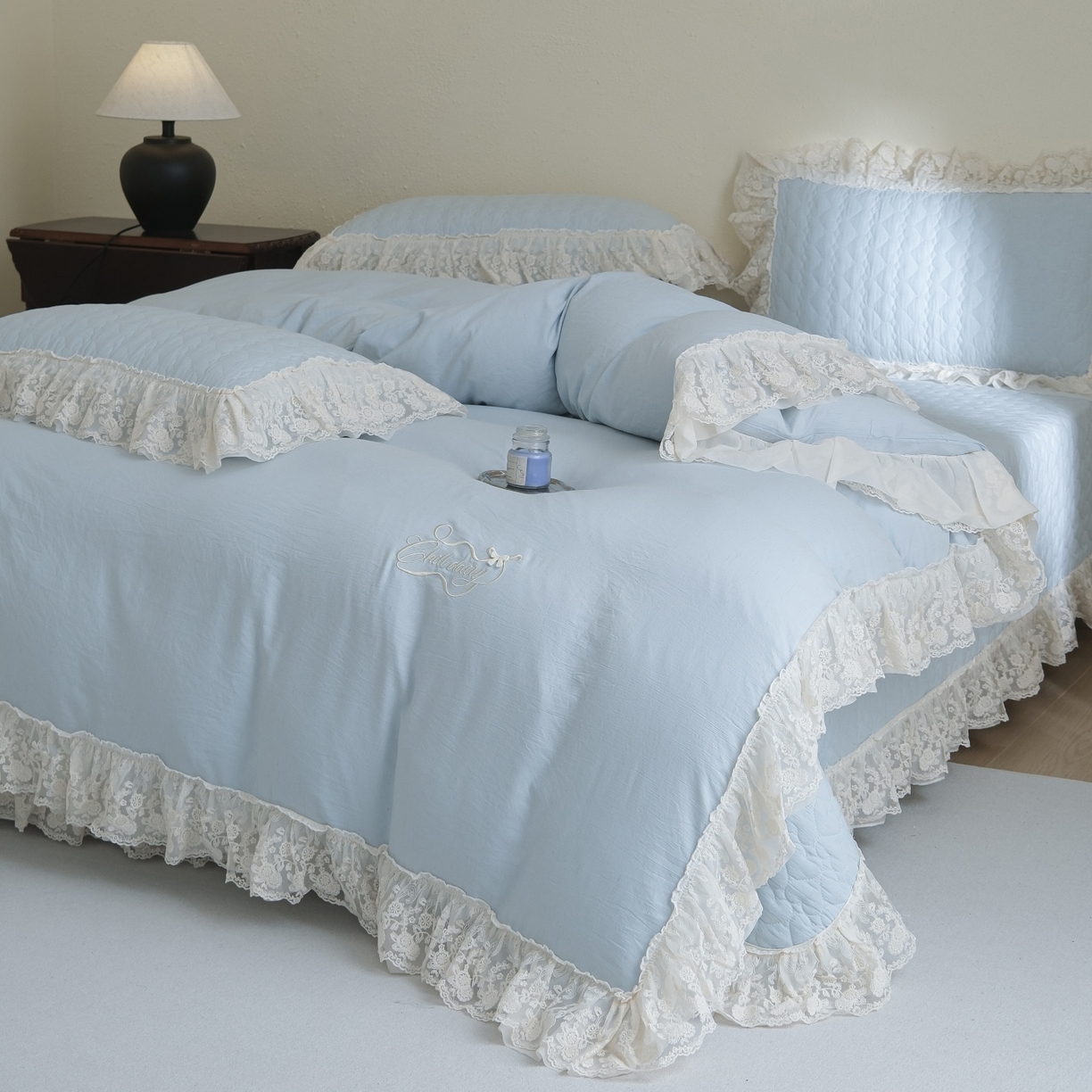 91家纺网 家纺一手货源 找家纺 庭笙 2026新款法式双层蕾丝花边亚麻质感夹棉床盖床盖四件套-优雅情调 优雅情调-蓝