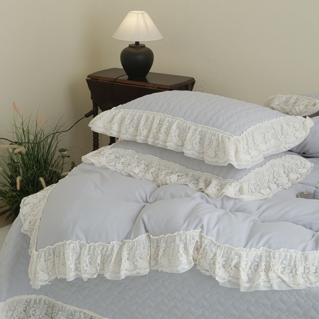 91家纺网 家纺一手货源 找家纺 庭笙 2026新款法式双层蕾丝花边亚麻质感夹棉床盖床盖四件套-优雅情调 优雅情调-灰