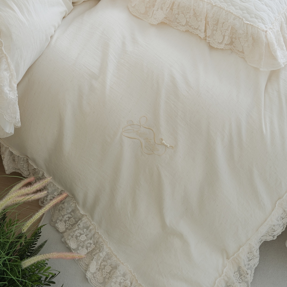 91家纺网 家纺一手货源 找家纺 庭笙 2026新款法式双层蕾丝花边亚麻质感夹棉床盖床盖四件套-优雅情调 优雅情调-米