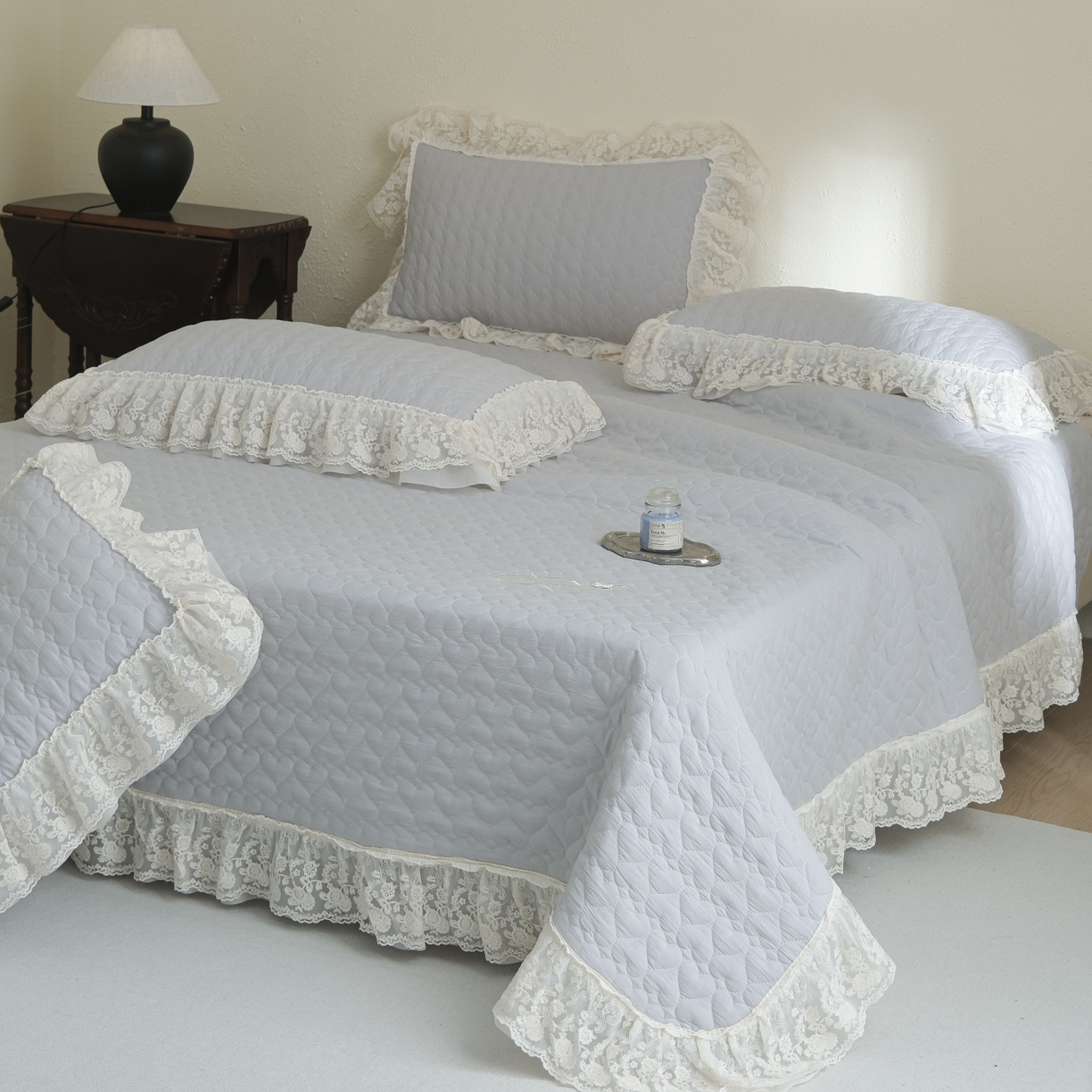 91家纺网 家纺一手货源 找家纺 庭笙 2026新款法式双层蕾丝花边亚麻质感夹棉床盖床盖四件套-优雅情调 优雅情调-灰