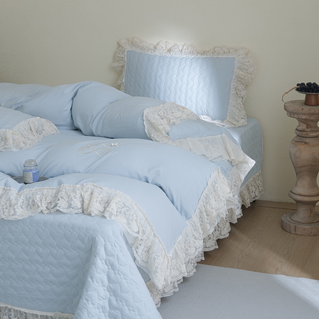 91家纺网 家纺一手货源 找家纺 庭笙 2026新款法式双层蕾丝花边亚麻质感夹棉床盖床盖四件套-优雅情调 优雅情调-蓝