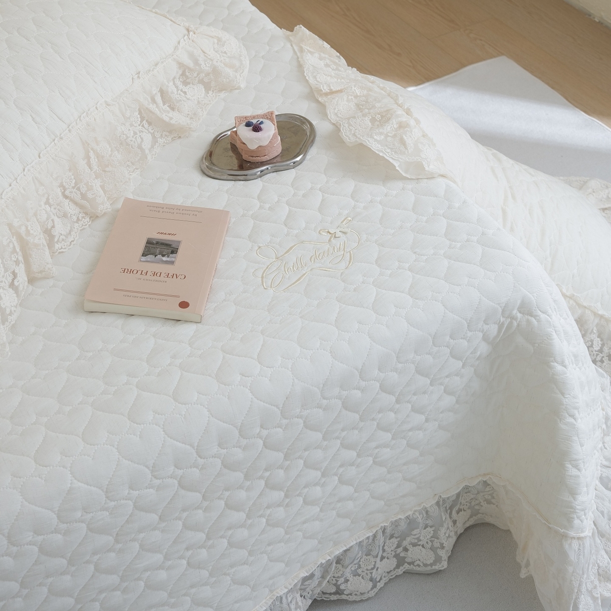 91家纺网 家纺一手货源 找家纺 庭笙 2026新款法式双层蕾丝花边亚麻质感夹棉床盖床盖四件套-优雅情调 优雅情调-米