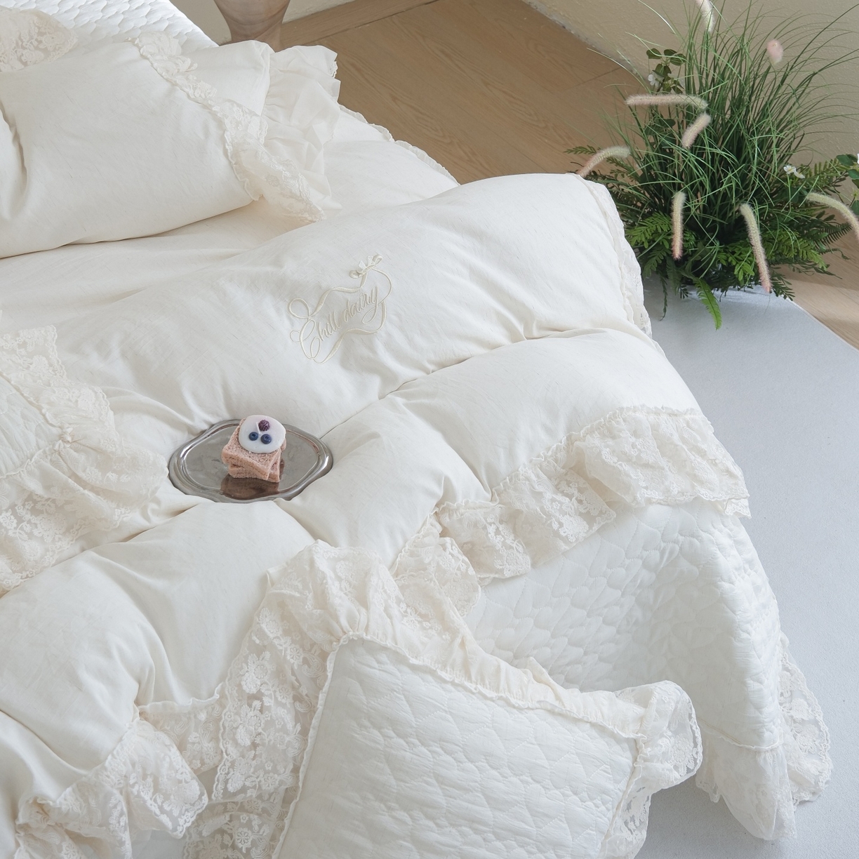 91家纺网 家纺一手货源 找家纺 庭笙 2026新款法式双层蕾丝花边亚麻质感夹棉床盖床盖四件套-优雅情调 优雅情调-米