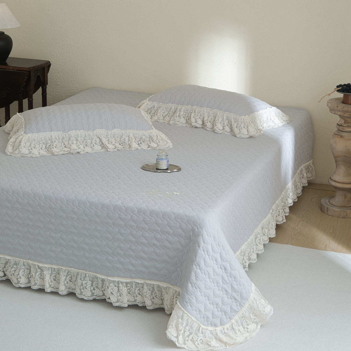 91家纺网 家纺一手货源 找家纺 庭笙 2026新款法式双层蕾丝花边亚麻质感夹棉床盖床盖四件套-优雅情调 优雅情调-灰