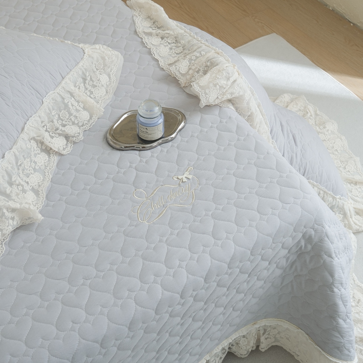 91家纺网 家纺一手货源 找家纺 庭笙 2026新款法式双层蕾丝花边亚麻质感夹棉床盖床盖四件套-优雅情调 优雅情调-灰