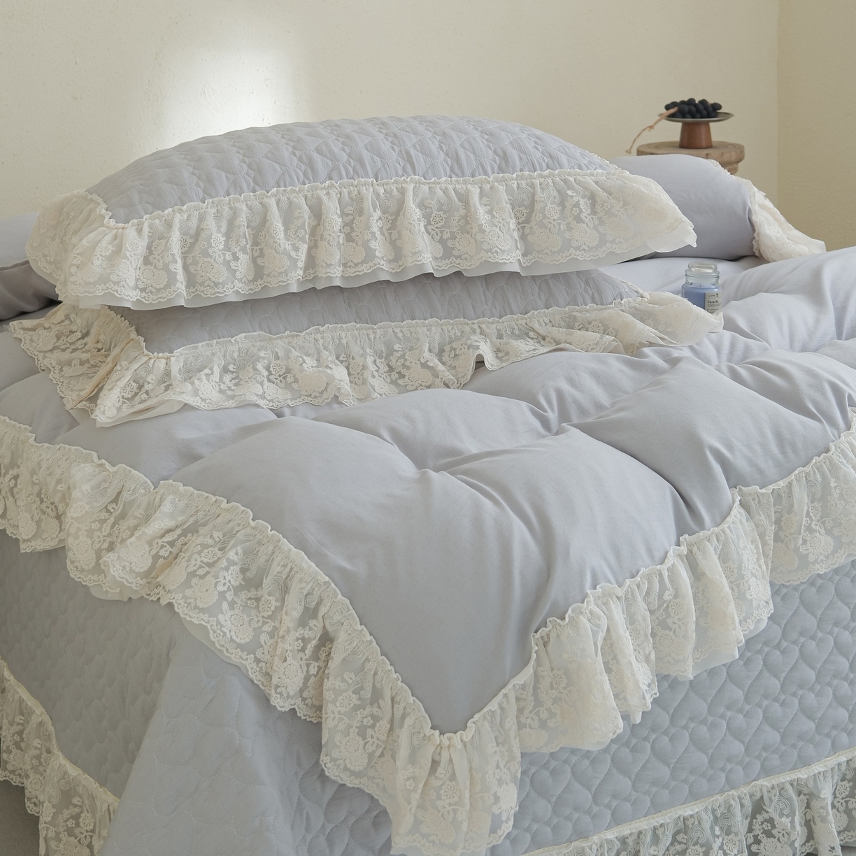 91家纺网 家纺一手货源 找家纺 庭笙 2026新款法式双层蕾丝花边亚麻质感夹棉床盖床盖四件套-优雅情调 优雅情调-灰