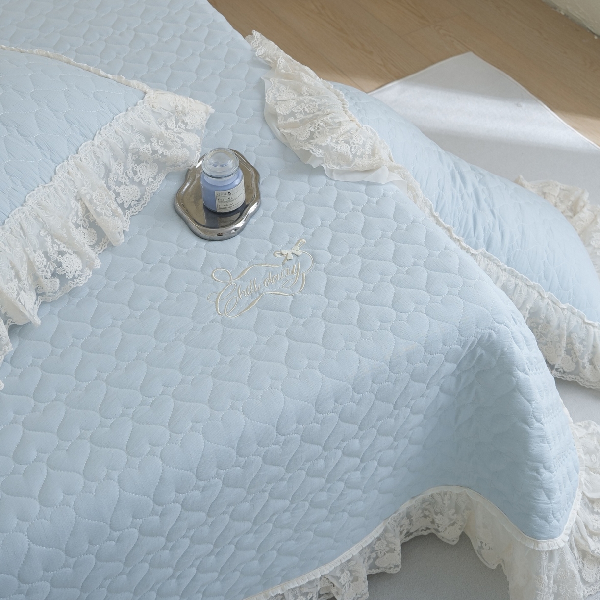 91家纺网 家纺一手货源 找家纺 庭笙 2026新款法式双层蕾丝花边亚麻质感夹棉床盖床盖四件套-优雅情调 优雅情调-蓝