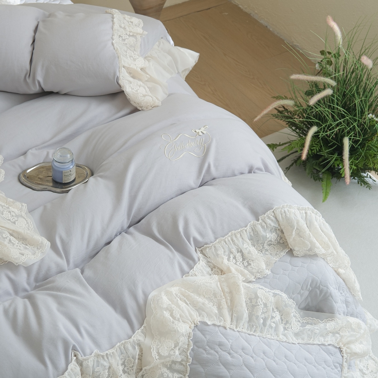 91家纺网 家纺一手货源 找家纺 庭笙 2026新款法式双层蕾丝花边亚麻质感夹棉床盖床盖四件套-优雅情调 优雅情调-灰