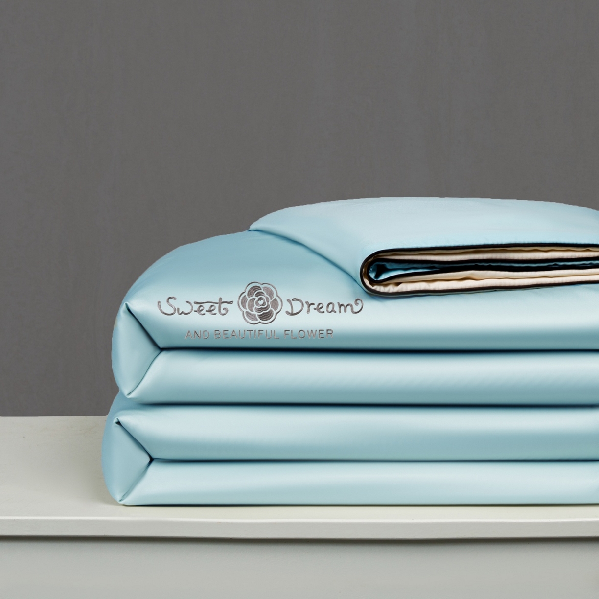 91家纺网 家纺一手货源 找家纺 欢乐季 2026新款A类水洗冰丝山茶花刺绣夏被夏凉被空调被四件套 天空蓝+奶茶