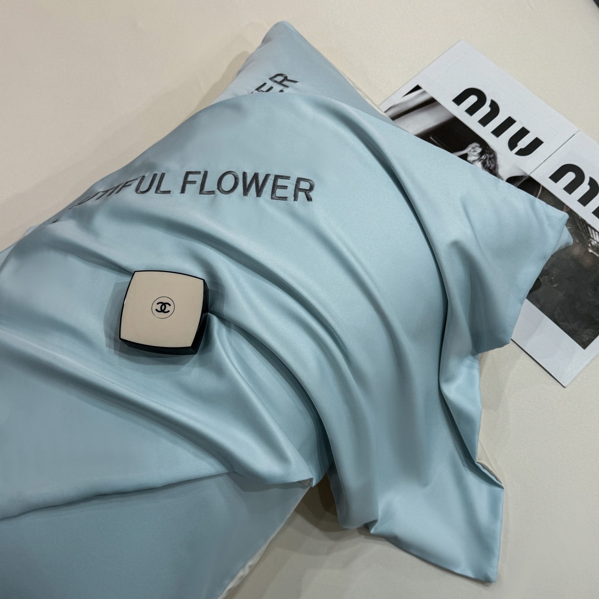 91家纺网 家纺一手货源 找家纺 欢乐季 2026新款A类水洗冰丝山茶花刺绣夏被夏凉被空调被四件套 天空蓝+奶茶