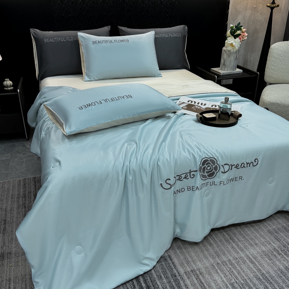 91家纺网 家纺一手货源 找家纺 欢乐季 2026新款A类水洗冰丝山茶花刺绣夏被夏凉被空调被四件套 天空蓝+奶茶