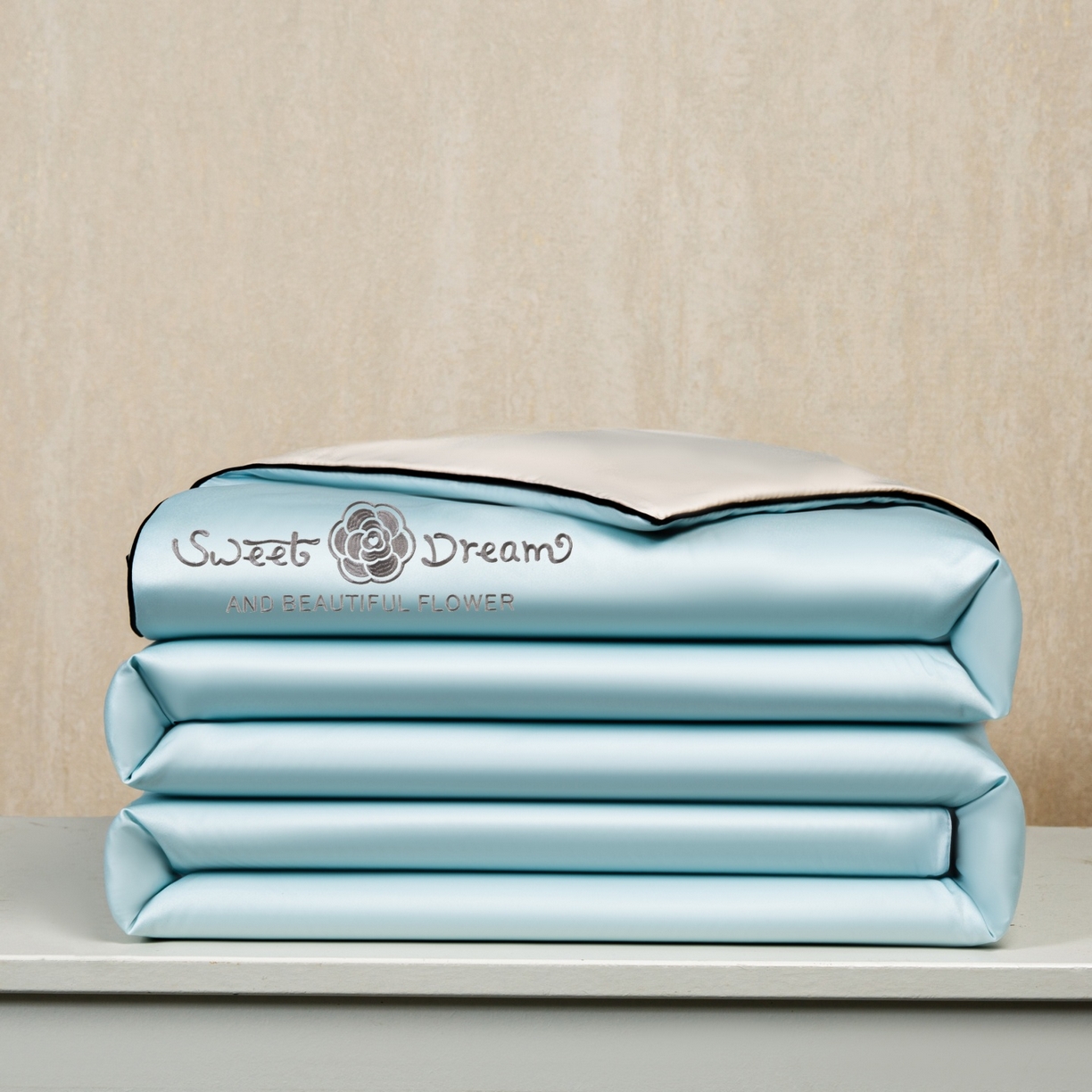 91家纺网 家纺一手货源 找家纺 欢乐季 2026新款A类水洗冰丝山茶花刺绣夏被夏凉被空调被四件套 天空蓝+奶茶