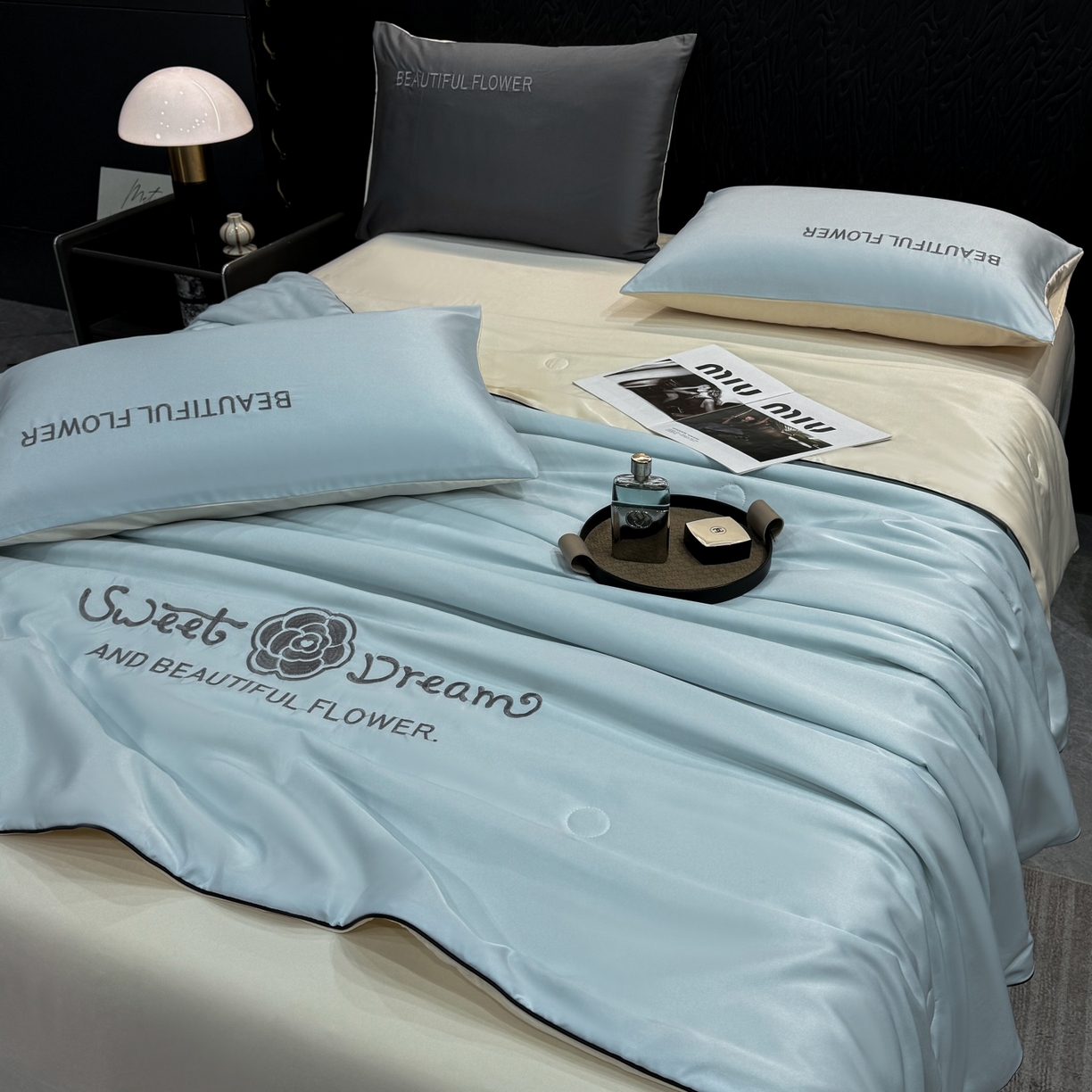 91家纺网 家纺一手货源 找家纺 欢乐季 2026新款A类水洗冰丝山茶花刺绣夏被夏凉被空调被四件套 天空蓝+奶茶