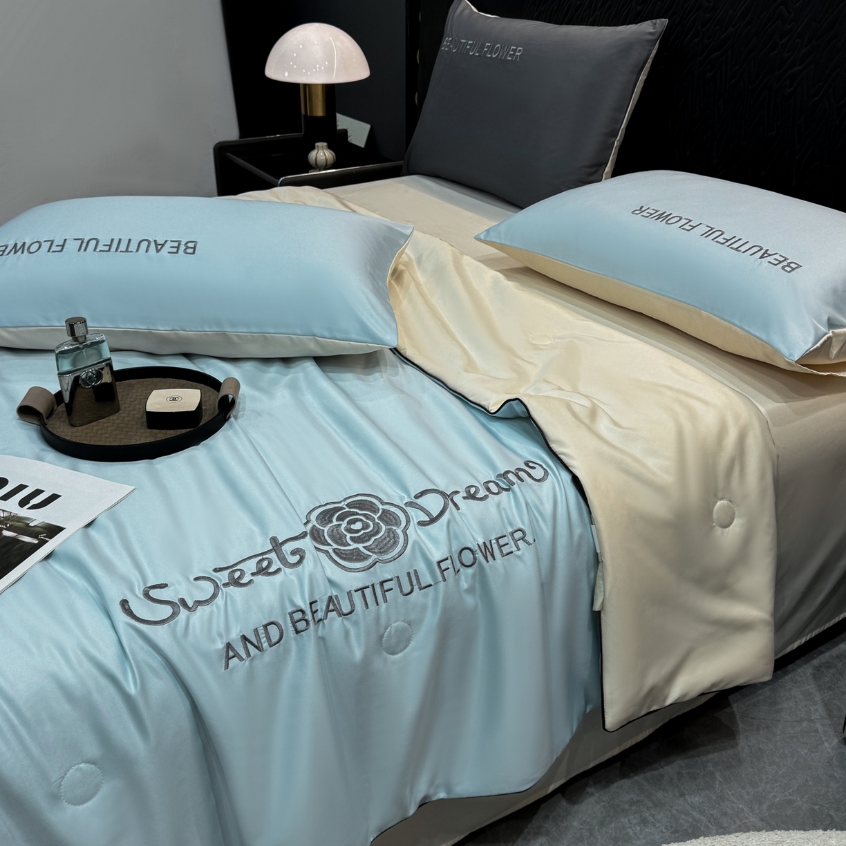 91家纺网 家纺一手货源 找家纺 欢乐季 2026新款A类水洗冰丝山茶花刺绣夏被夏凉被空调被四件套 天空蓝+奶茶